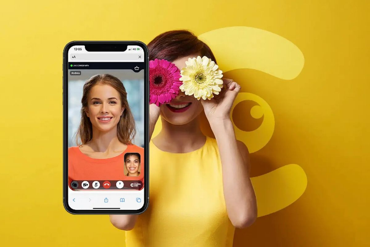 Uma mulher segurando um celular onde se pode ver a foto de outra mulher jovem sorrindo ilustra nosso artigo sobre: Como definir público alvo da loja virtual.