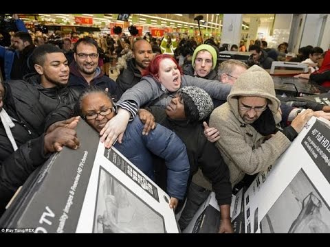 Multidão em loja durante a Black Friday ilustra nosso artigo sobre: Evite golpes nessa Black Friday: veja dicas de especialista em compras online