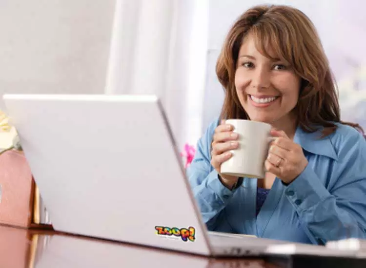 Uma mulher olha para a câmera enquanto segura uma xícara de café ilustra nosso artigo sobre: 5 dicas para empreender na internet com pouco dinheiro.