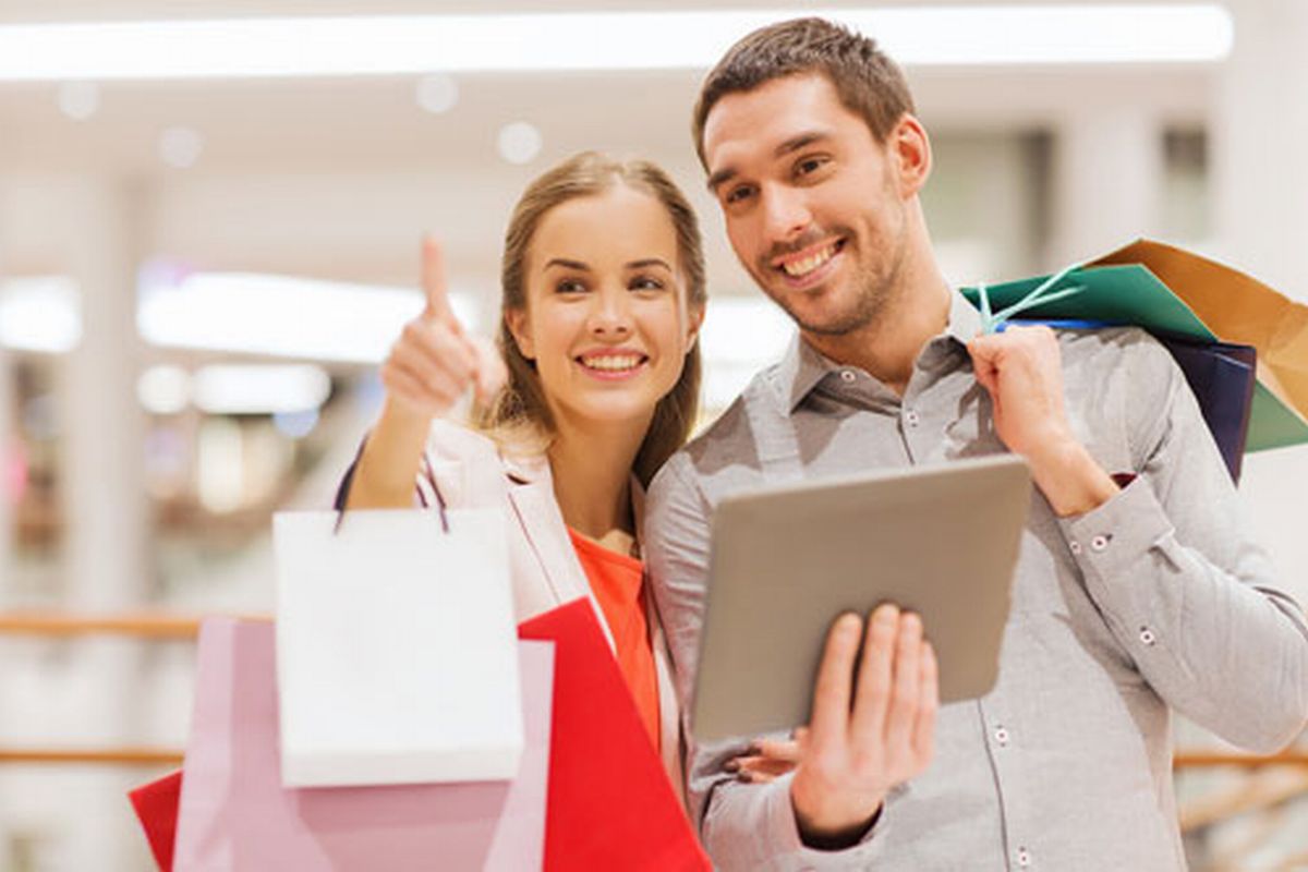 Casal fazendo compras num shopping em São Paulo ilustra nosso artigo sobre conexão emocional com o consumidor.