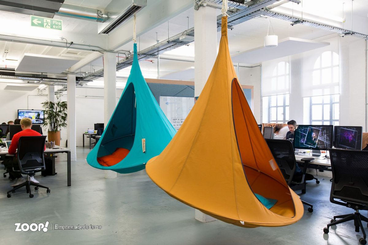 Duas cadeiras diferentonas no escritório de uma startup para ilustra nosso artigo sobre: Algumas maneiras de descobrir o quão inovador você ou sua empresa podem ser.