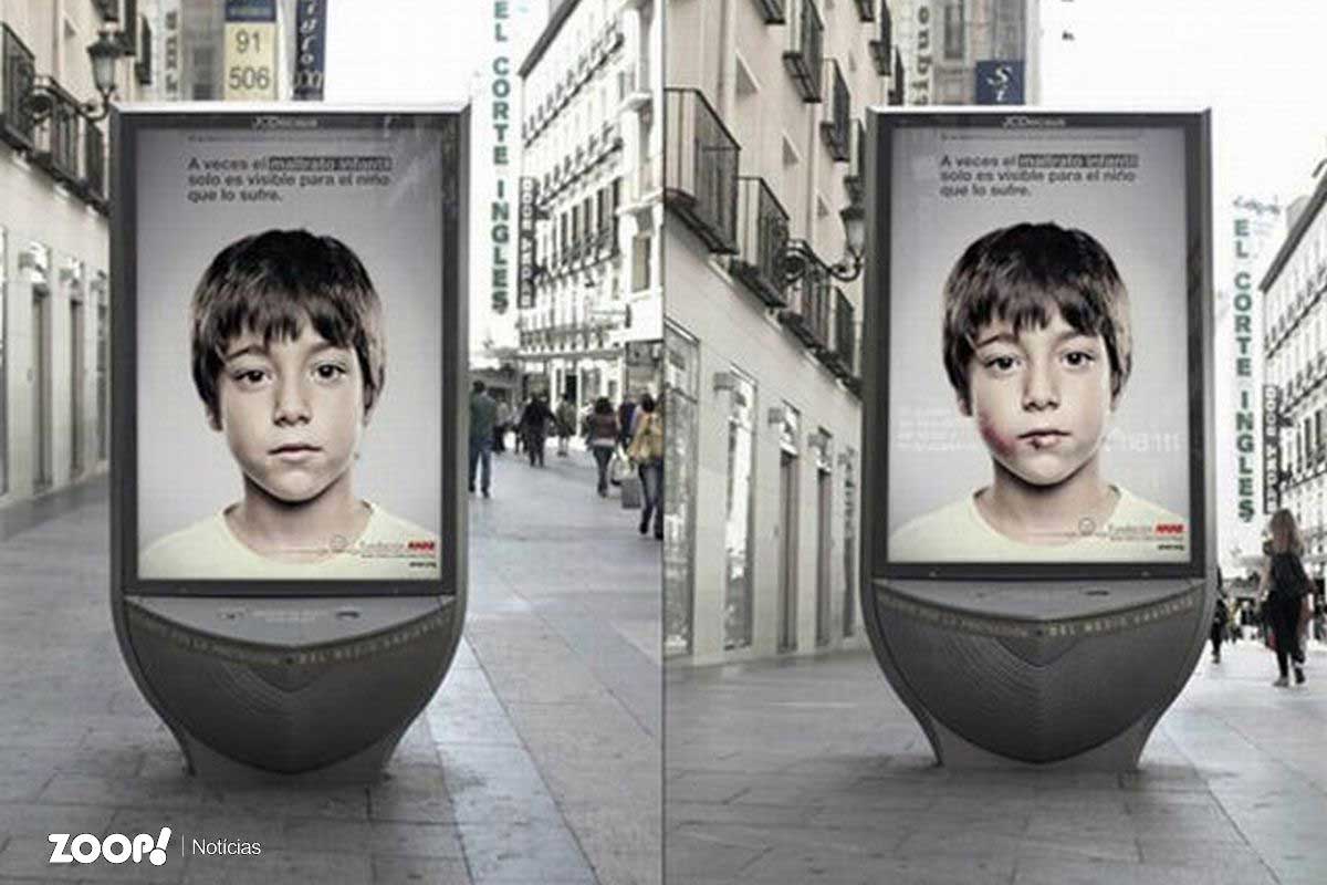Totens de rua mostrando cartaz de campanha contra a violência infantil na Espanha.