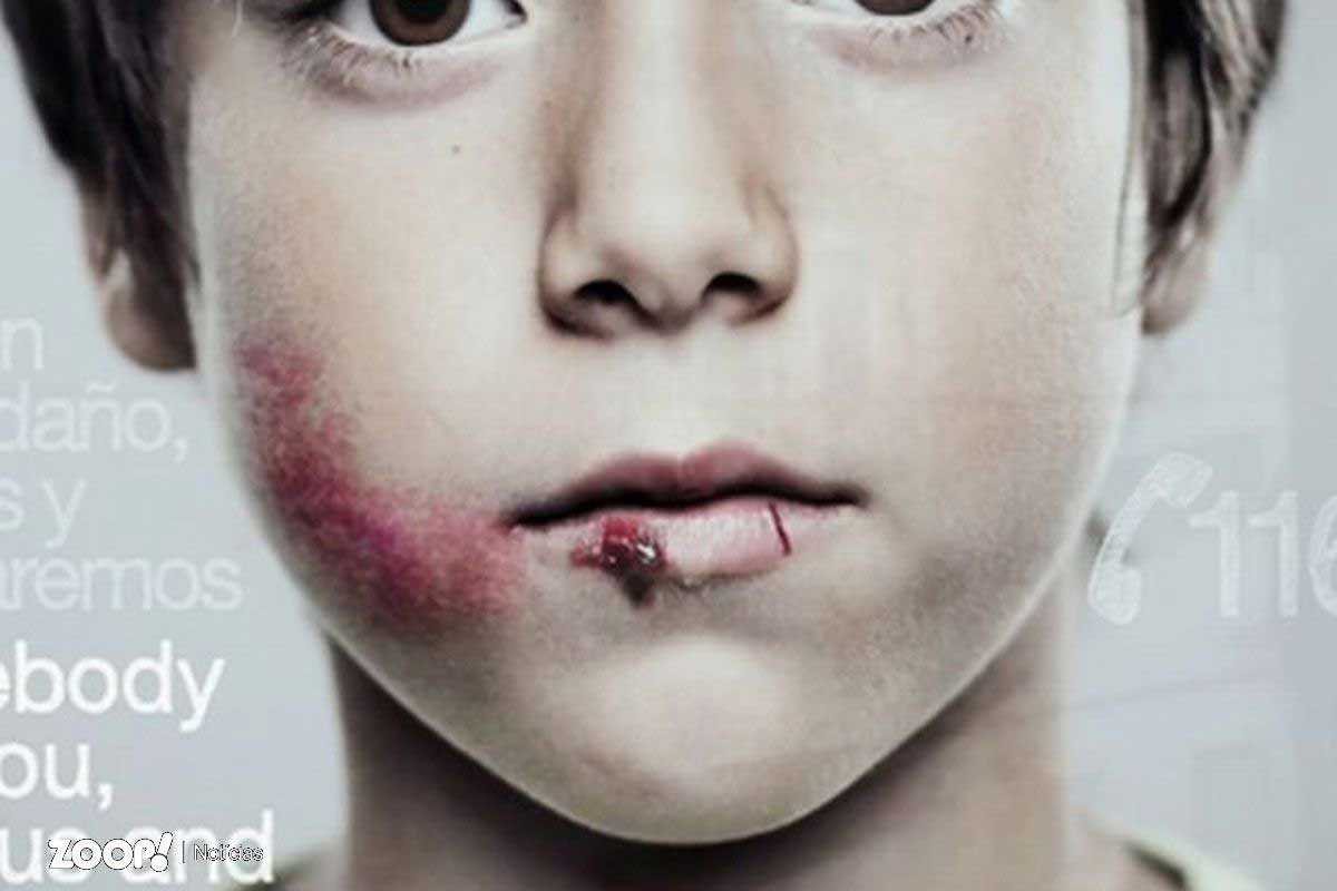 Cartaz da campanha contra a violência infantil mostra mensagem que só crianças podem ver.