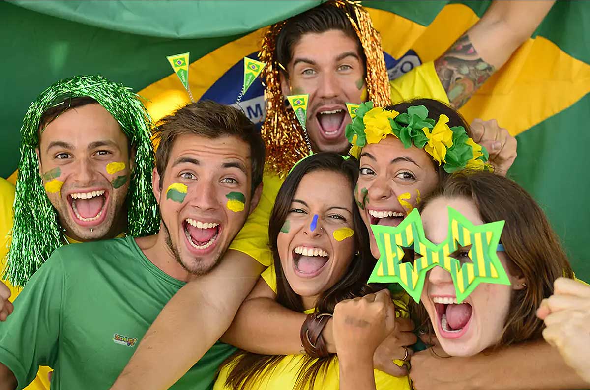 Torcedores brasileiros assistem aos jogos da Copa do Mundo.