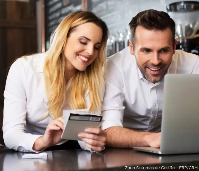 Uma pessoa escolhendo um produto no app ilustra nosso artigo sobre: 5 Cuidados Necessários ao Comprar em Marketplaces Uma pessoa escolhendo um produto no app ilustra nosso artigo sobre: 5 Cuidados Necessários ao Comprar em Marketplaces