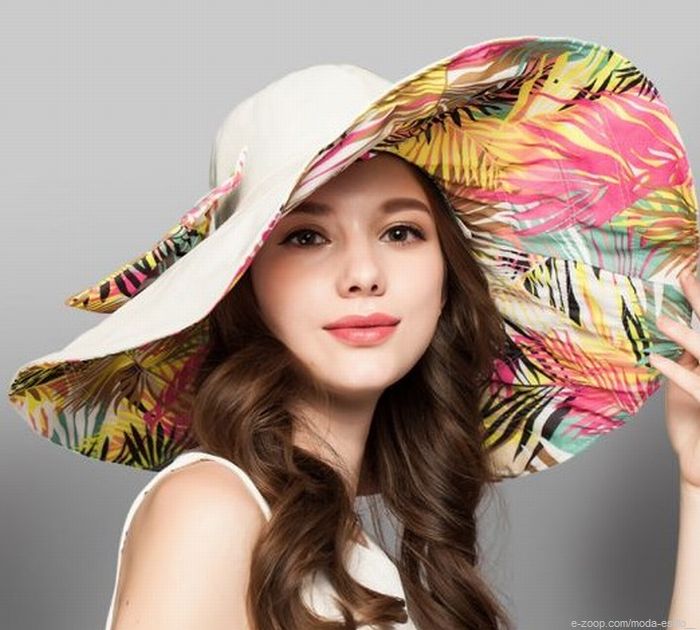 Uma modelo usando Chapéu de palha estampado..