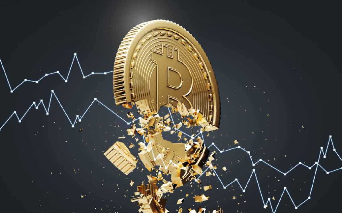Imagem mostra uma moeda Bitcoin se quebrando.