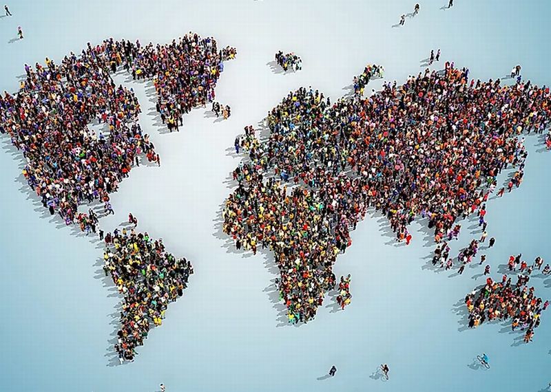 Mapa mundi formado por centenas de pessoas em pé ilustra nosso artigo sobre: A plataforma online que mostra quantas pessoas nasceram no mesmo dia que você.