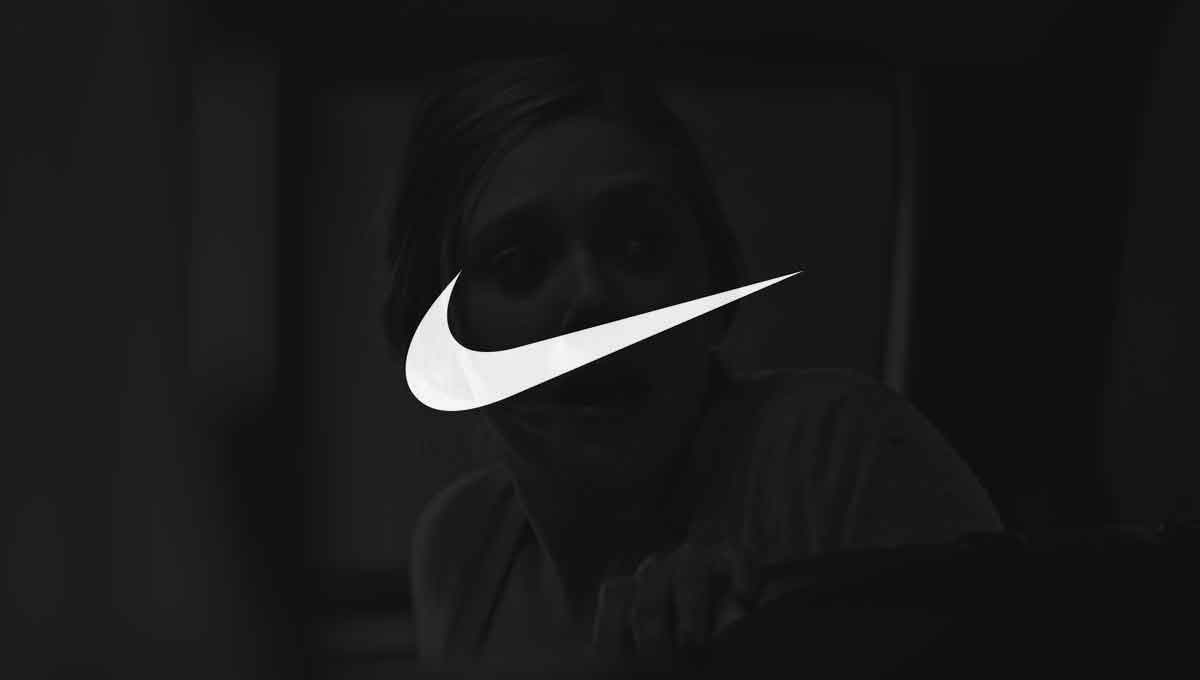 A marca com o slogan da Nike: 'Just do it' sobre um fundo preto.