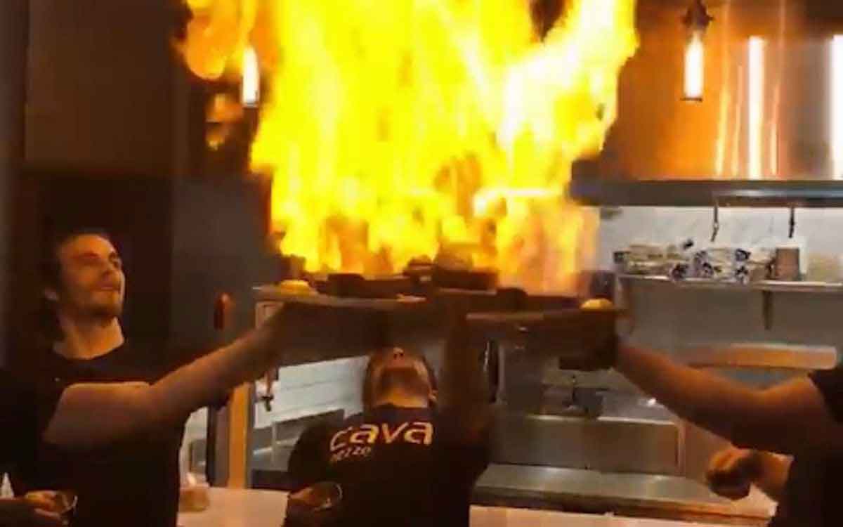 Viral - Garçons queimando prato Saganaki.
