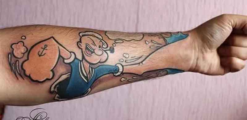 Da série tatuagens curiosas: Homem tatua Popeye no braço.