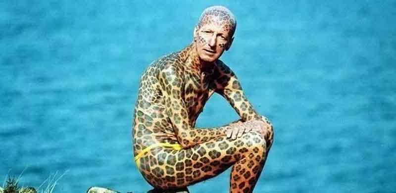 Home com o corpo todo tatuado para parecer um leopardo.