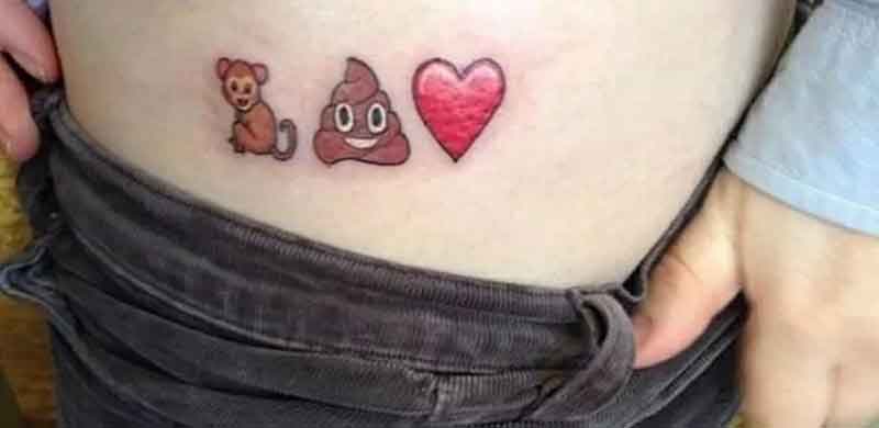 Uma pessoa mostrando quadril com a tatuagem de um macaco, o desenho de coco sorrindo e um coração.