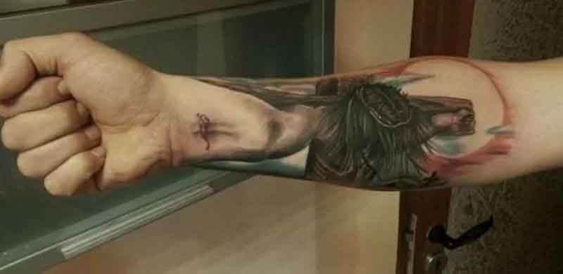 Da série tatuagens curiosas: Um homem mostra sua tatuagem de Jesus na cruz.