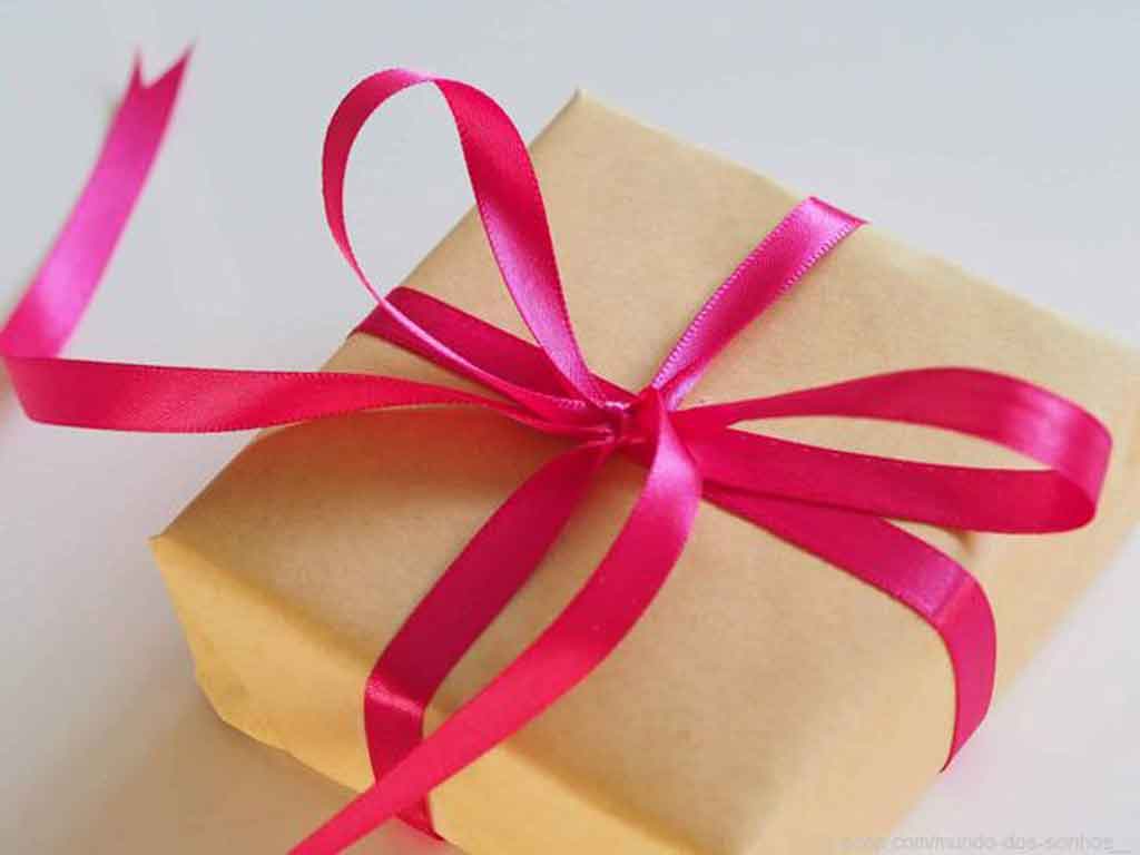Um pacote amarrado com fita de cetim ilustra nosso artigo sobre: sonhar com fita de cetim.