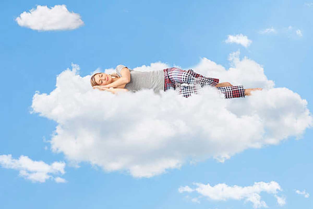 Uma mulher dormindo numa nuvem