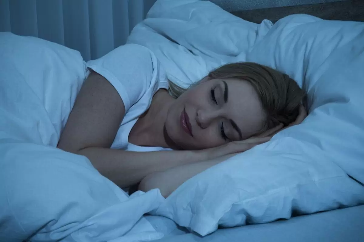 Uma mulher jovem dormindo ilustra nosso artigo sobre: O que são os sonhos e por que sonhamos?