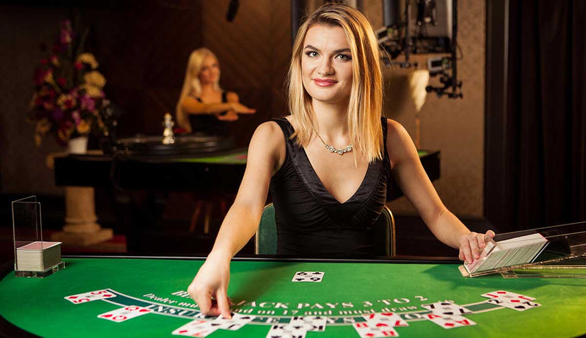 Jogos online: Mulher em mesa de blackjack.