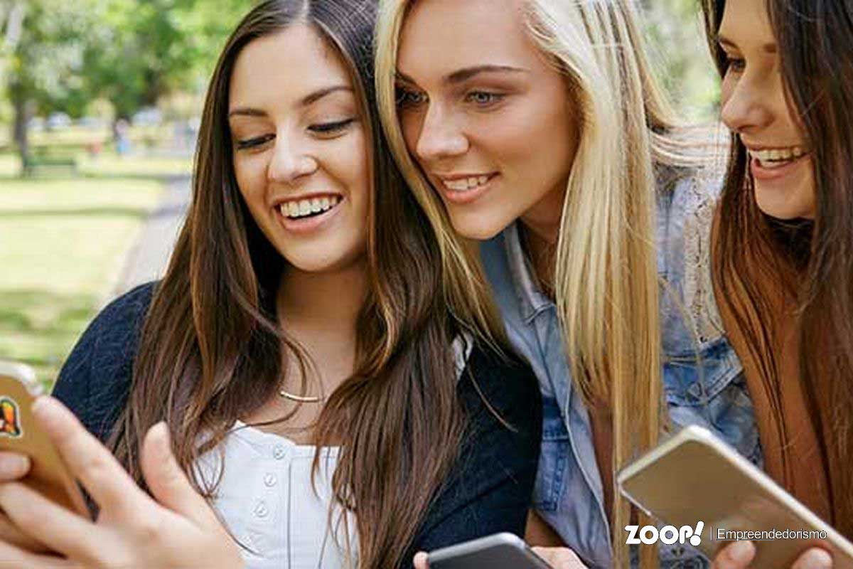 Jovens usando celular para ver como fazer marketing viral