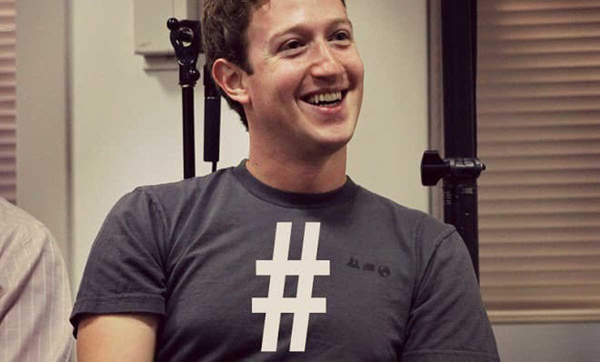 Tio Zucka, 20 anos mais jovem, usando uma camiseta com a estampa de uma hashtag ilustra o nosso artigo sobre: Como criar hashtag no Facebook