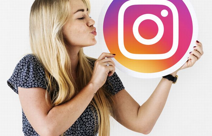 Um mulher loira beijando a marca do Instagram.