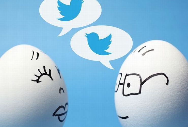 Dois ovos, brancos, conversando sobre como vender no Twitter.