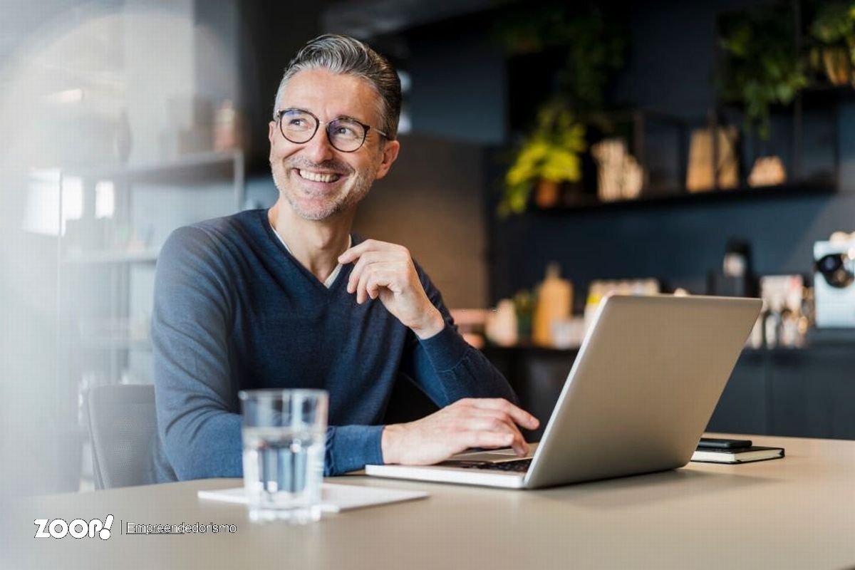  Um homem sorrindo enquanto fala ao celular ilustra nosso artigo sobre: Como construir sua marca pessoal com conteúdo em 3 passos simples. (imagem: iStock)
