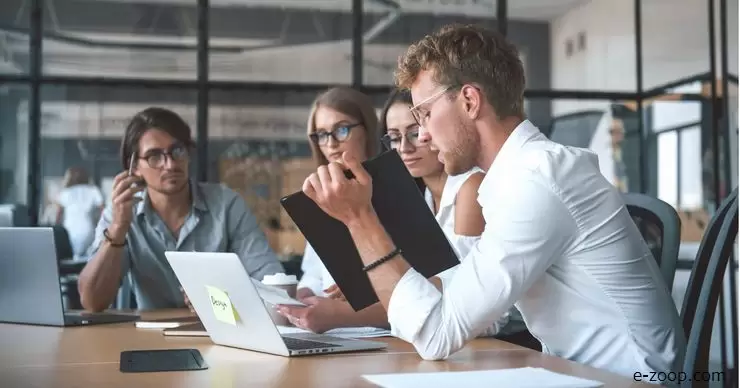 Quatro pessoas jovens, dois homens e duas mulheres numa reunião de trabalho sobre Marketing de afiliados.