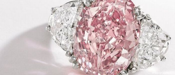 Um anel de brilhante com uma pedra na cor rosa.