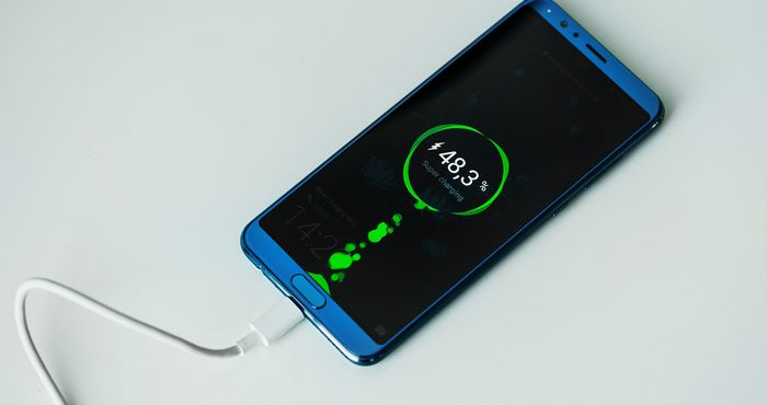 Um celular mostrando o percentual de carga da bateria ilustra nosso artigo sobre: Como economizar bateria do celular.