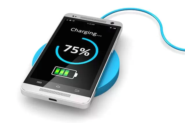 Um celular mostrando o percentual de carga da bateria ilustra nosso artigo sobre: Como economizar bateria do celular.