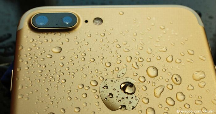 Um iPhone7 dourado com suas câmeras múltiplas