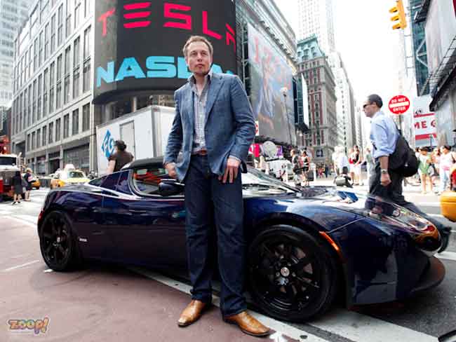 Elon Musk posa para foto em frente a Nasdak. 