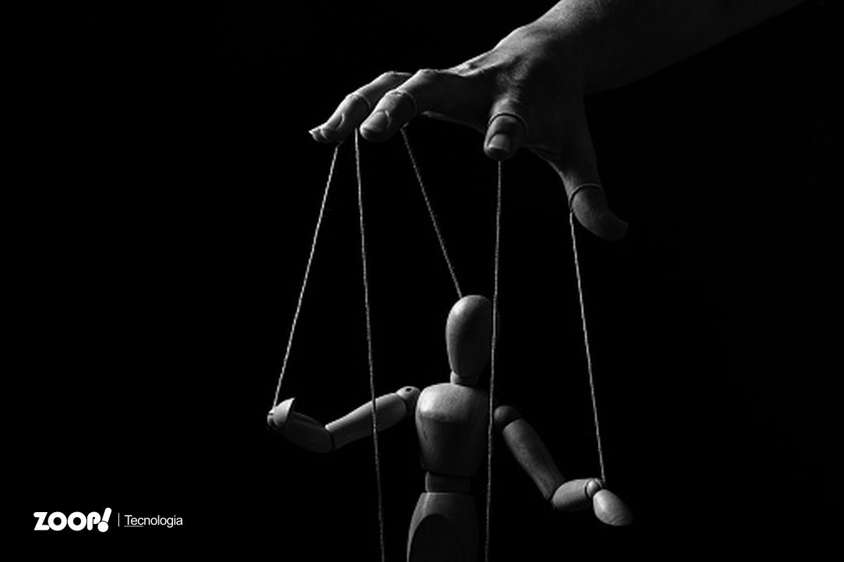 Uma mão manipulando um boneco de cordas ilustrar nosso artigo sobre: Cinco traços de pessoas muito influentes nas redes sociais.