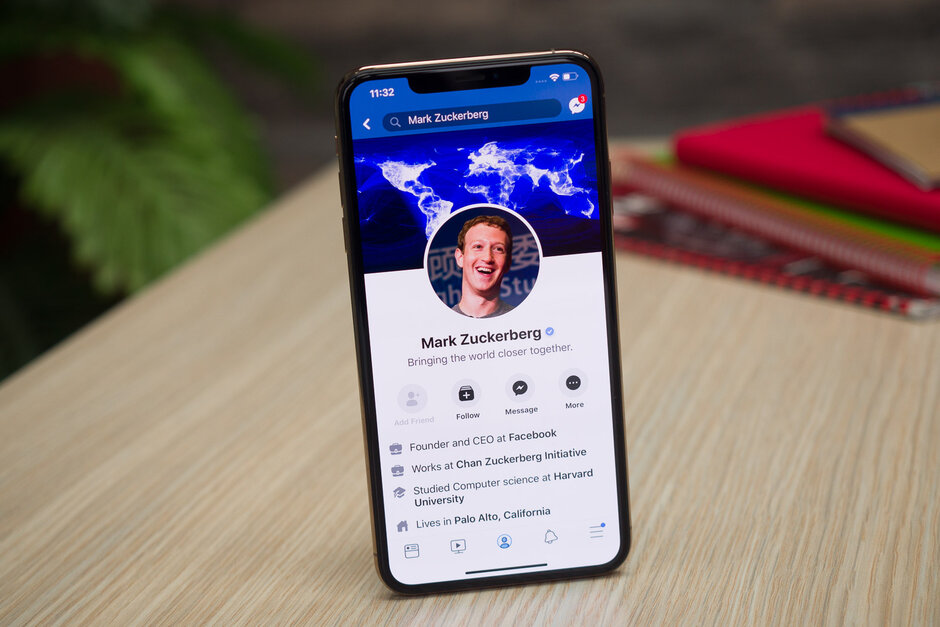 Um celular onde se pode ver o app Messenger com a foto de Mark Zuckerberger ilustra nosso artigo sobre: Messenger, agora com mais segurança.