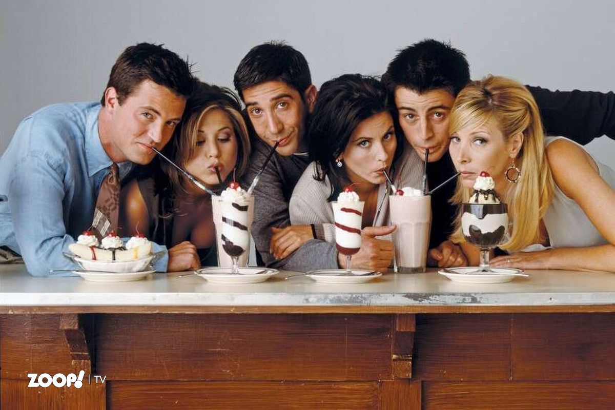 Matthew Perry à esquerda com elenco de Friends.