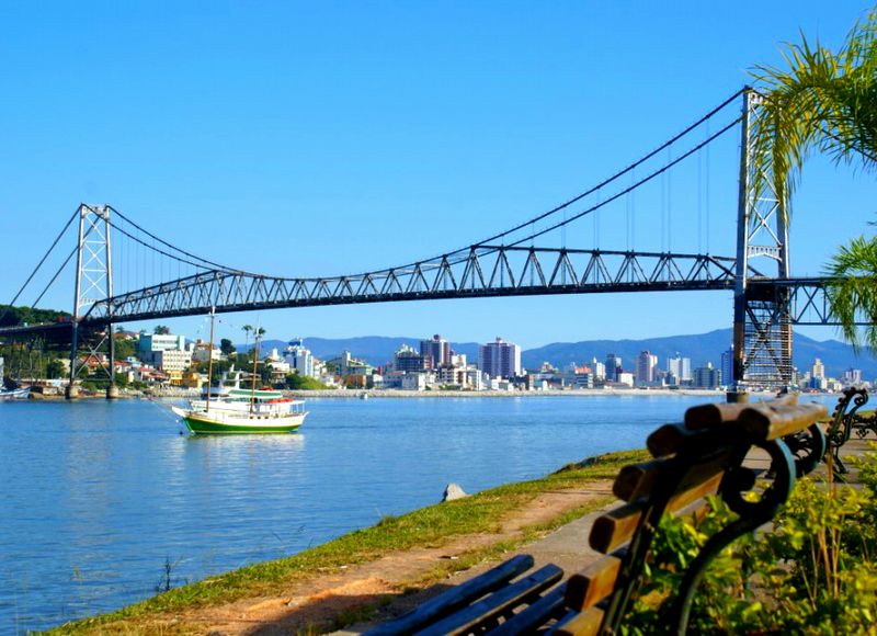 Scuna passando em baixo da ponte Hercílio Luz em Florianópolis, Santa Catarina