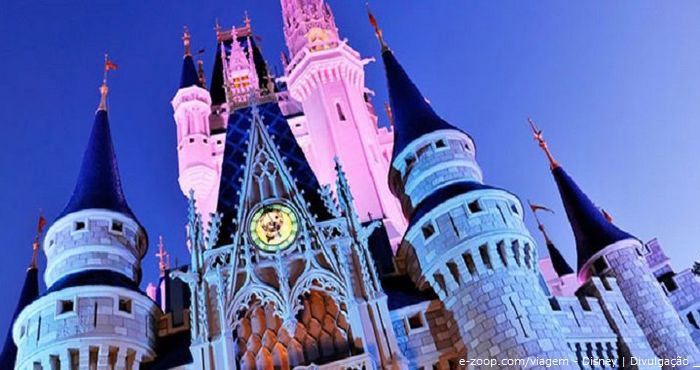 O castelo da Disney todo iluminado.