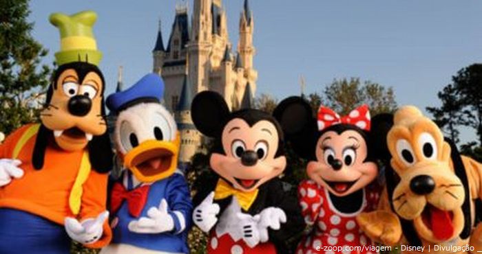 Ospersonagens da Disney: Pateta, Pato Donald, Mickey Mouse, Minie e Pluto abaraçados para a foto.