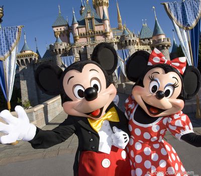 Mickey Mouse e Minie pousando para a foto no Parque da Disney.