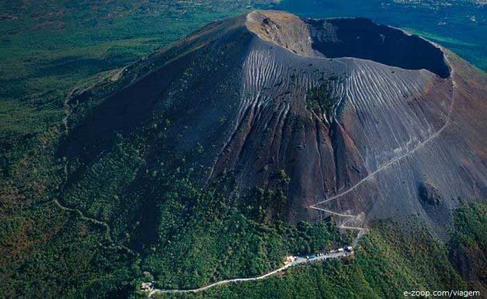 Dentre os pontos turísticos na Itália você não pode deixar de visitar o Vulcão Vesúvio.