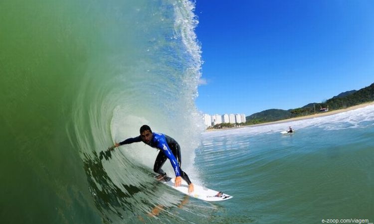 Um surfista pegando onda na Praia Brava.