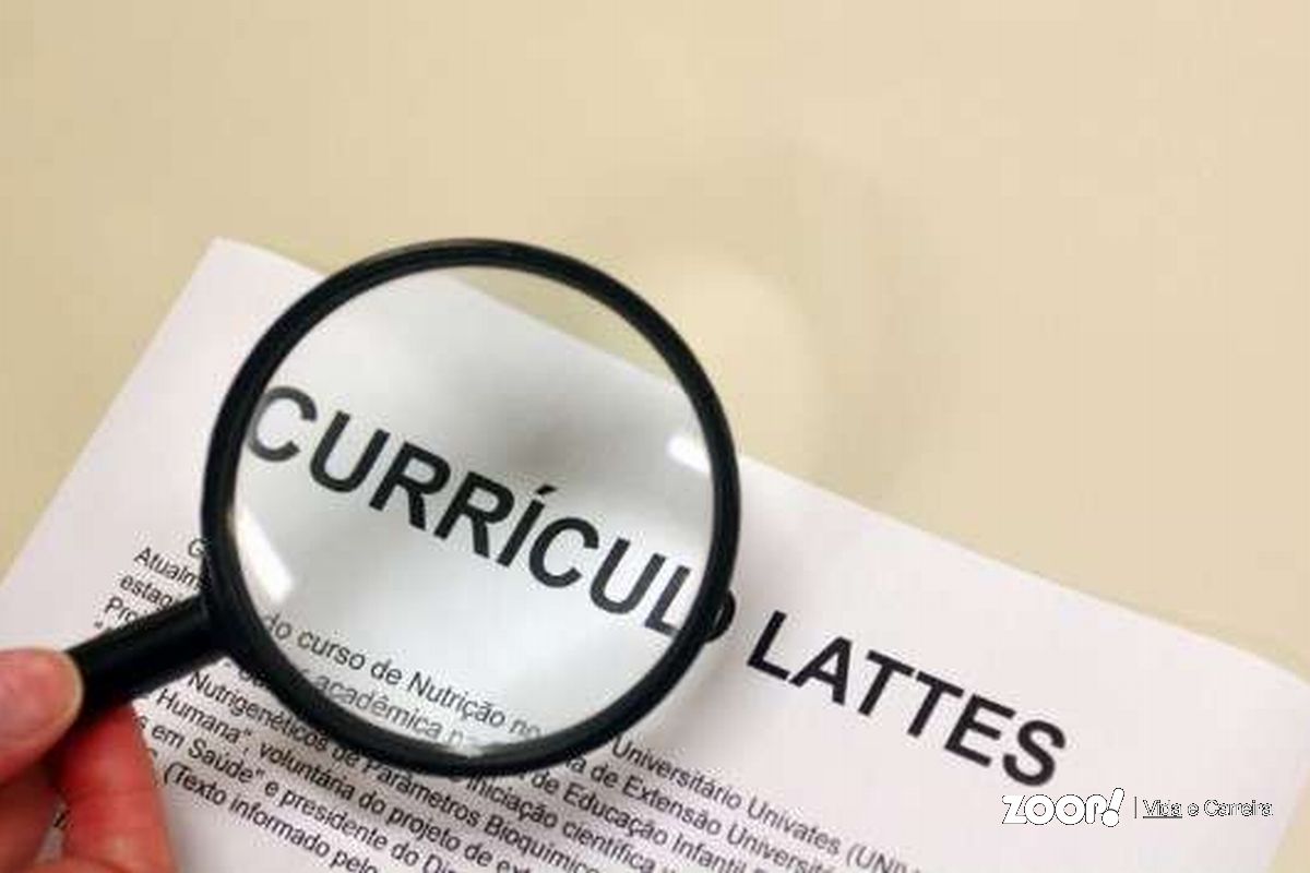 Alguém segurando uma lupa sobre um documento onde se pode ler as palavras 'Curriculun Lattes' ilustra nosso artigo sobre: Plataforma Lattes.