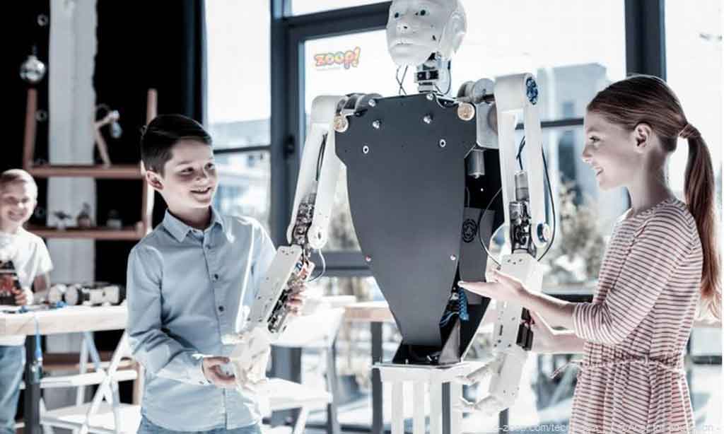 Profissões do futuro - crianças brincam com um robô no laboratório.