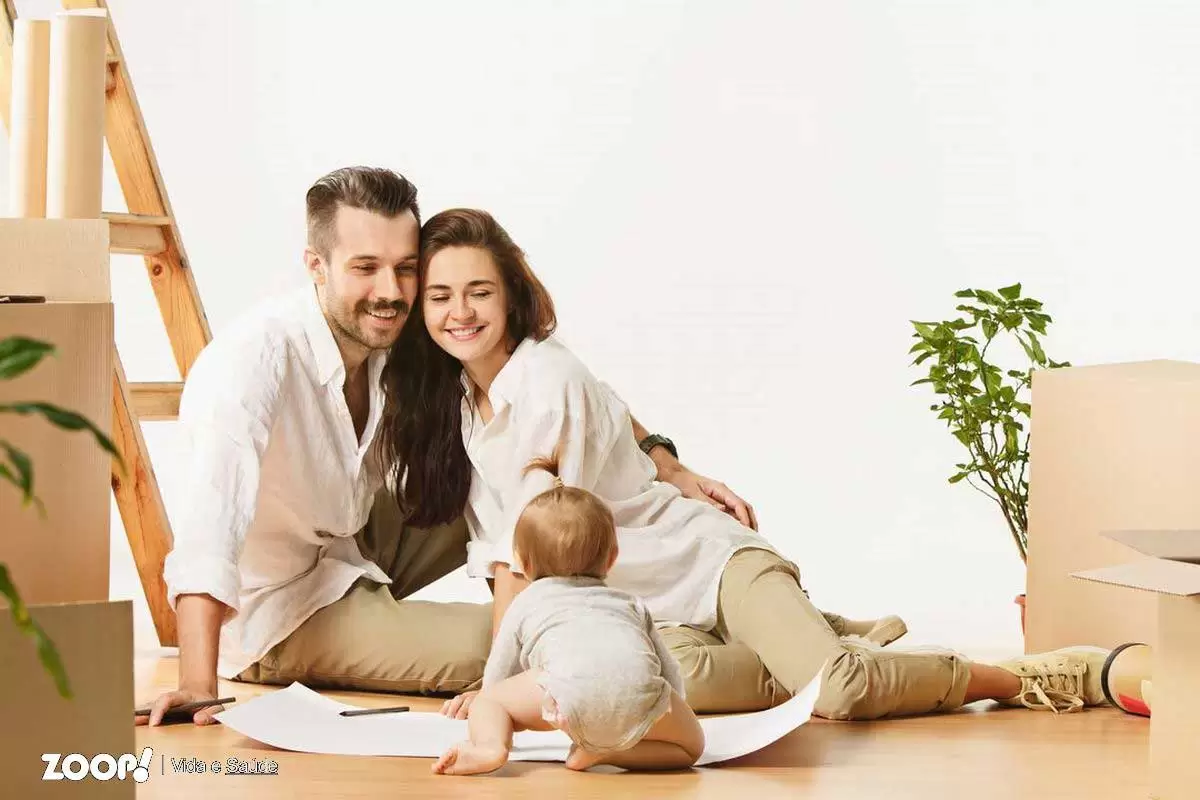 Casal jovem observa o bebê brincando ilustra nosso artigo sobre: O papel dos pais na autoestima dos filhos. Casal jovem observa o bebê brincando ilustra nosso artigo sobre: O papel dos pais na autoestima dos filhos.