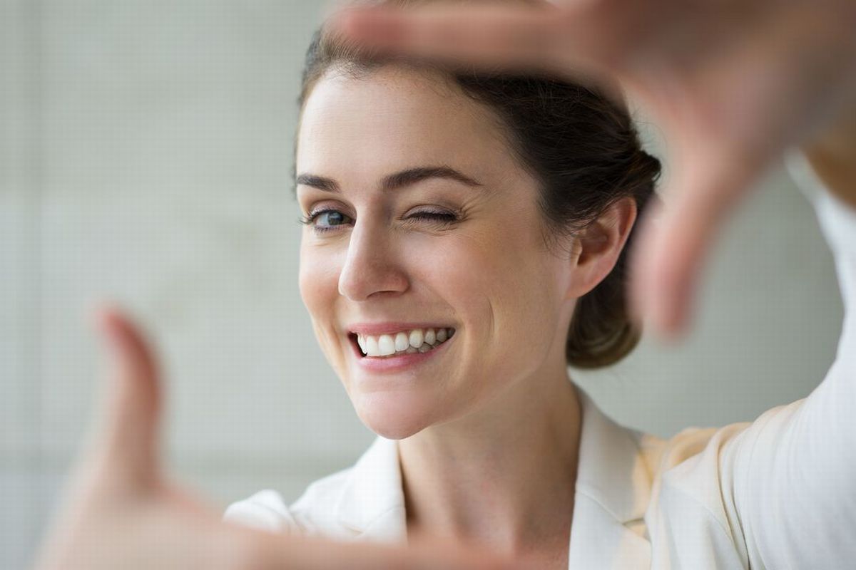 Uma mulher jovem fazendo o gesto de close com as mãos ilustra nosso artigo sobre: Cinco passos para desenvolver sua autoestima