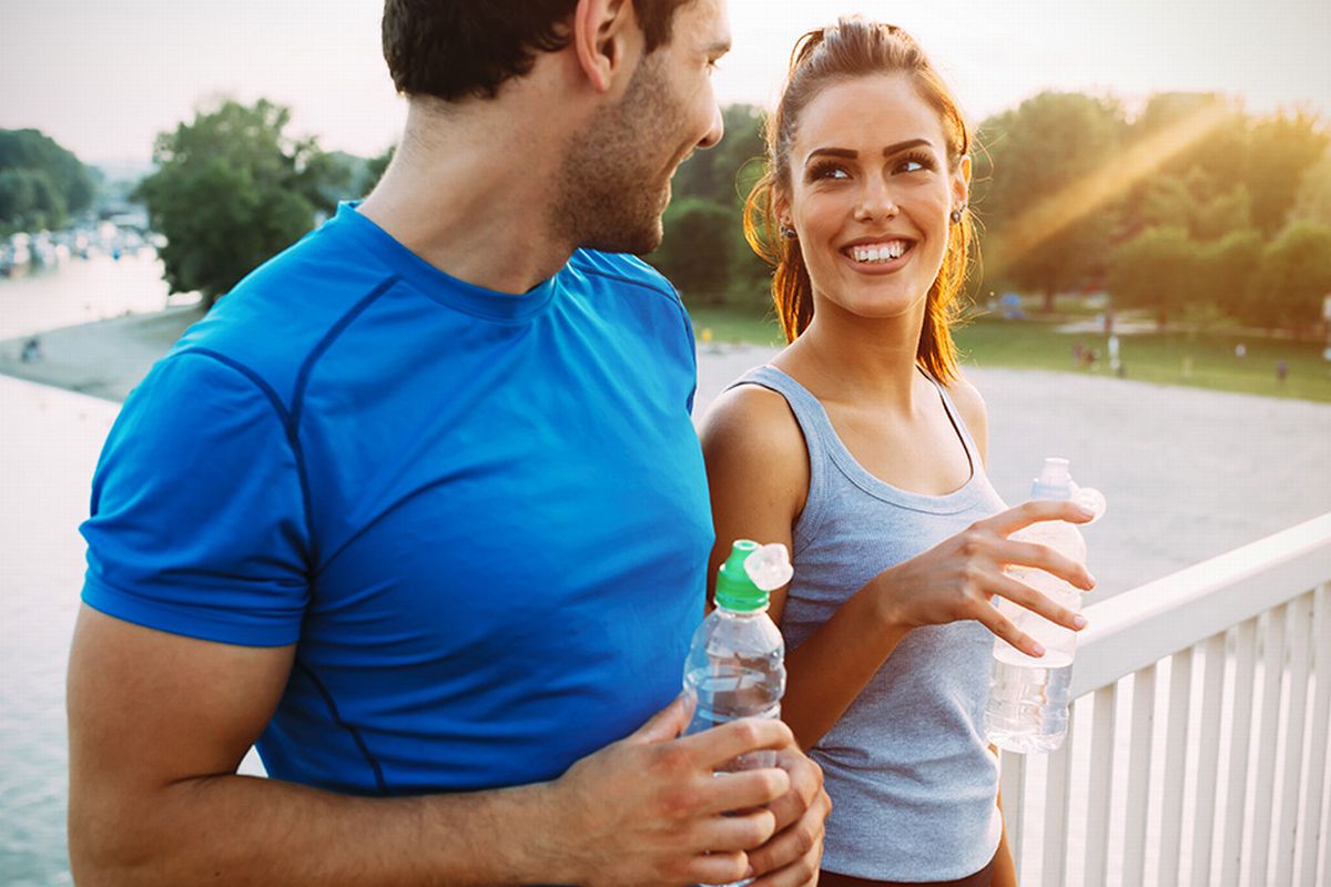 Um homem e mulher bebendo água após ter feito atividade fisica ilustram nosso artigo sobre: Os melhores suplementos para manter a saúde em dia.
