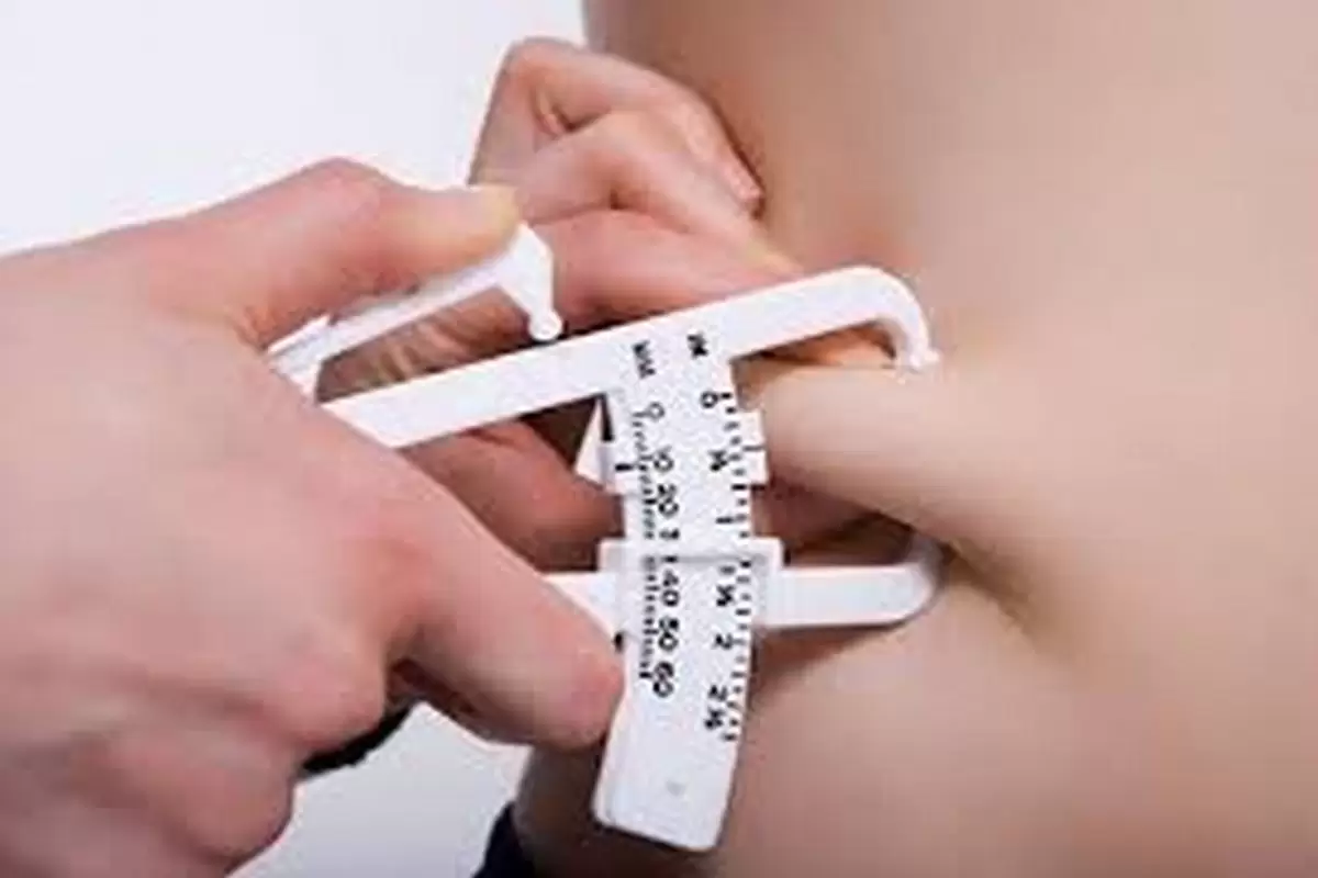 Uma pessoa usando um aparelho para medir o índice de gordura abdominal.