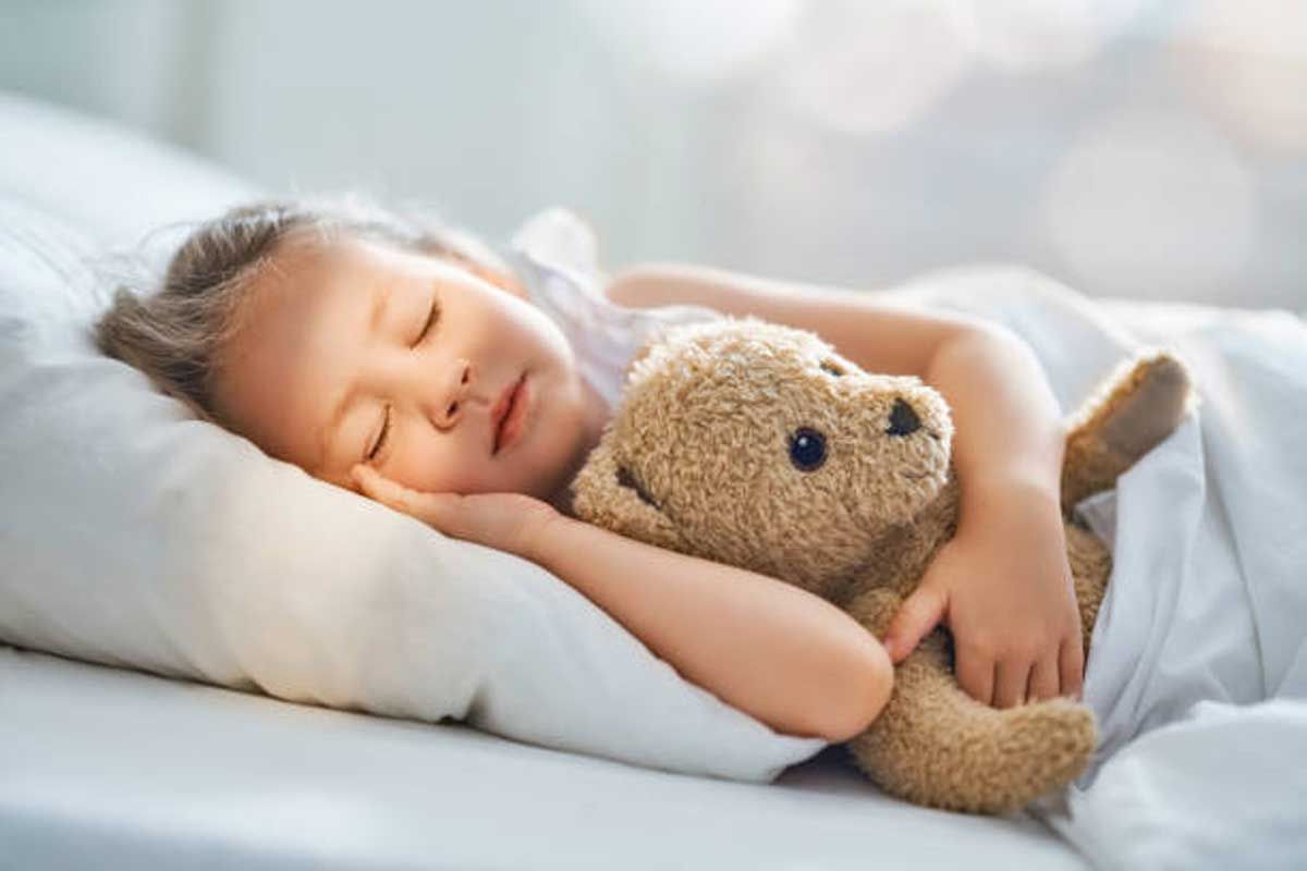 Uma criança dormindo ilustra o artigo sobre uma Teoria sobre os sonhos.