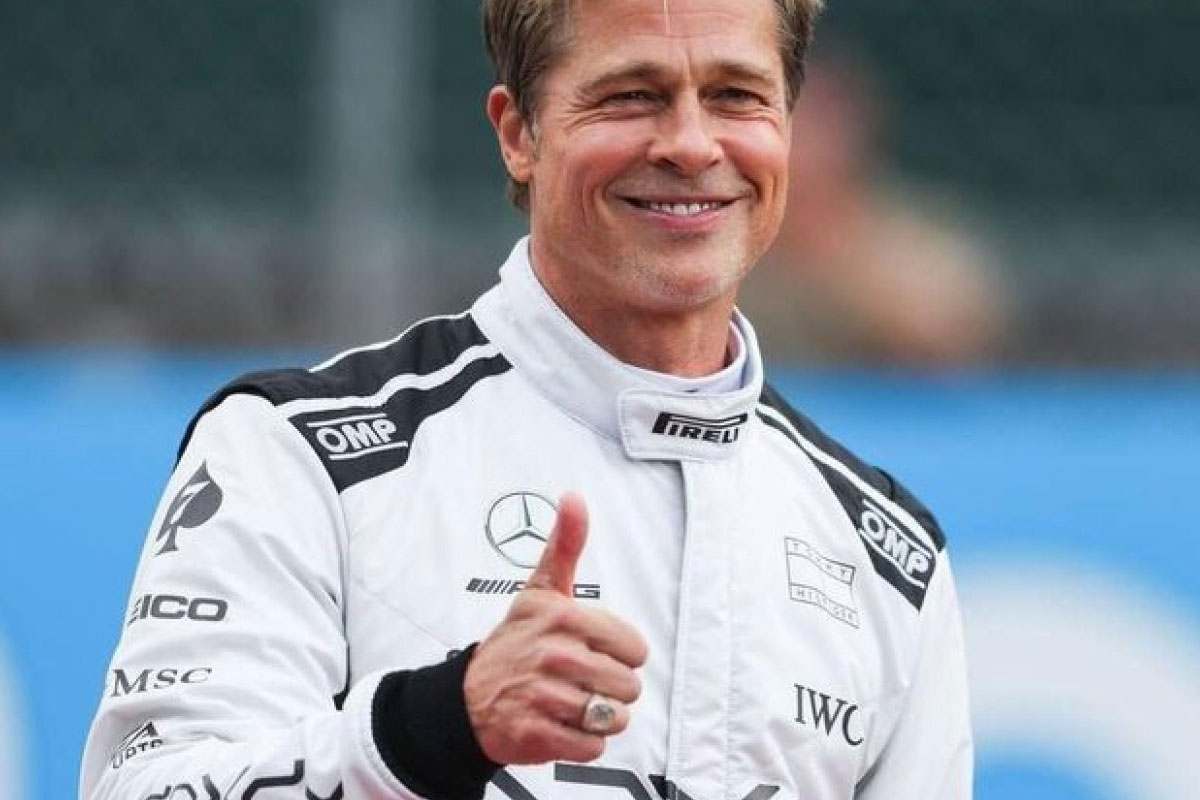 Brad Pitt como Sony Heyes no filme F1. 
